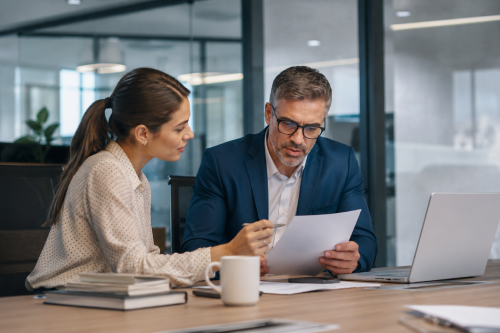 O que faz um lead B2B industrial avançar do interesse para a proposta?